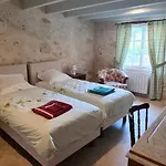 Dependance Chateau De La Beauze 펜션 *